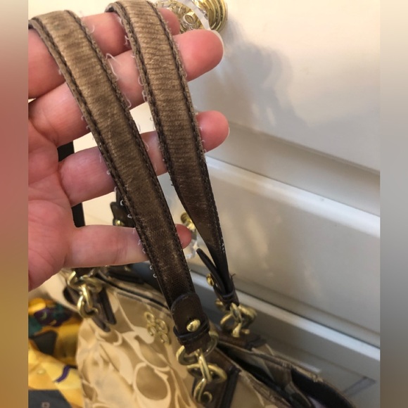 Coach Shoulder Bag Vintage, still beautiful!Gold accents make this Stunning bag! - Picture 13 of 16
